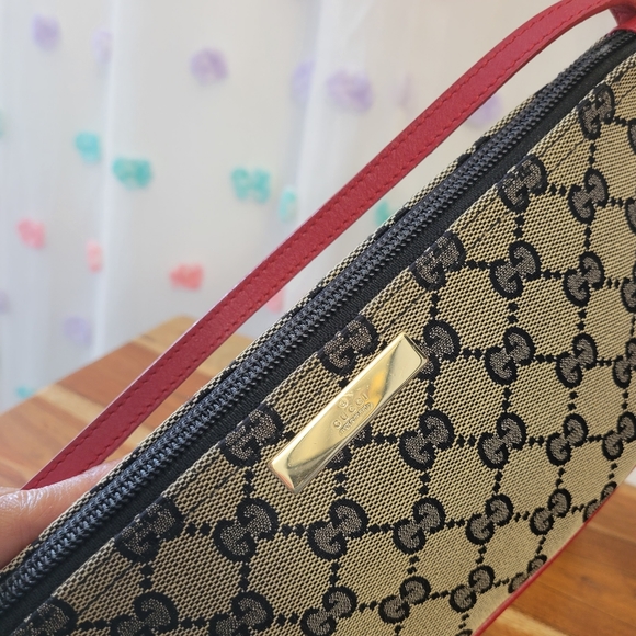 Authentic Gucci Boat Pochette 039•11032123 - Picture 6 of 17
